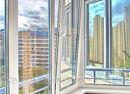 Остекление балкона окнами Rehau с ламинацией Renolit Brilliant Blue