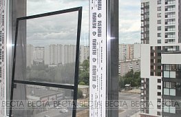 Москитная сетка темно-серого цвета на панорамном балконе tab