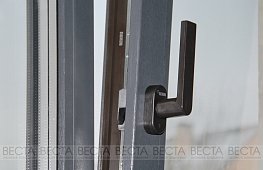 Ручка Rehau Linea темно-коричневого цвета в откинутом положении на окне Рехау Интелио tab