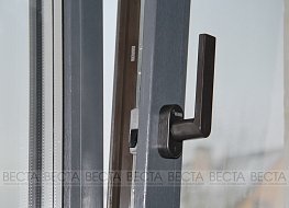 Ручка Rehau Linea темно-коричневого цвета в откинутом положении на окне Рехау Интелио