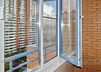 Пластиковые окна Рехау в ламинации Renolit Brilliant Blue на балконе с отделкой mobile