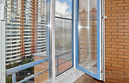 Пластиковые окна Рехау в ламинации Renolit Brilliant Blue на балконе с отделкой tab