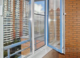 Пластиковые окна Рехау в ламинации Renolit Brilliant Blue на балконе с отделкой